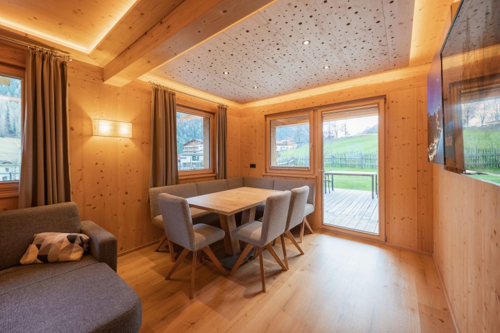 Offene Küche und Wohnbereich in einem modernen Apartment, hell und einladend, mit modernen Möbeln und stilvollen Akzenten.