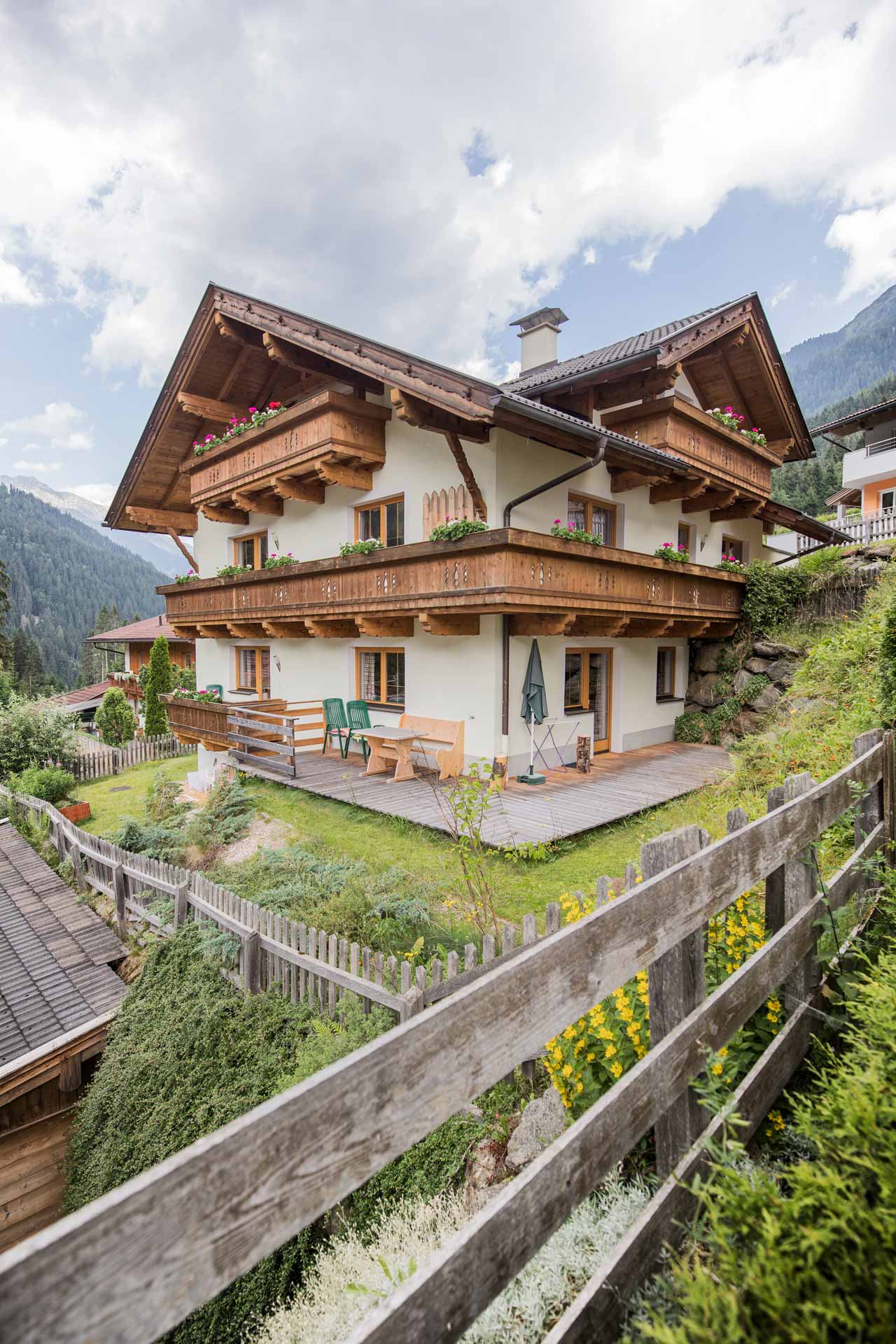 Haus Alpenkönig: Ferienwohnungen in einem charmanten Berghaus mit einem Balkon, der einen Blick auf die beeindruckende Berglandschaft ermöglicht.