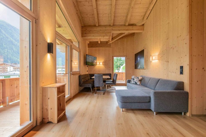 Offene Küche und Wohnbereich in einem modernen Apartment, hell und einladend, mit modernen Möbeln und stilvollen Akzenten.