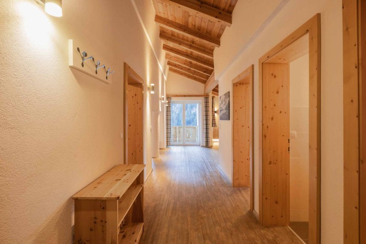 Ferienwohnung mit Torbögen innerhalb des Raumes und Zugang zum Balkon