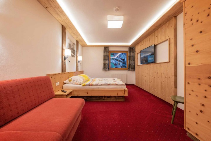 Gemütlicher Raum mit einem Bett und einer Couch, ideal zum Entspannen und Ausruhen.
