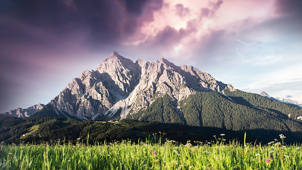Luftaufnahme einer Bergekette mit zwei Wanderern