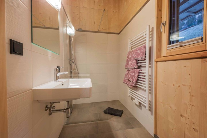 Bathroom with walk-in shower, washbasin and window