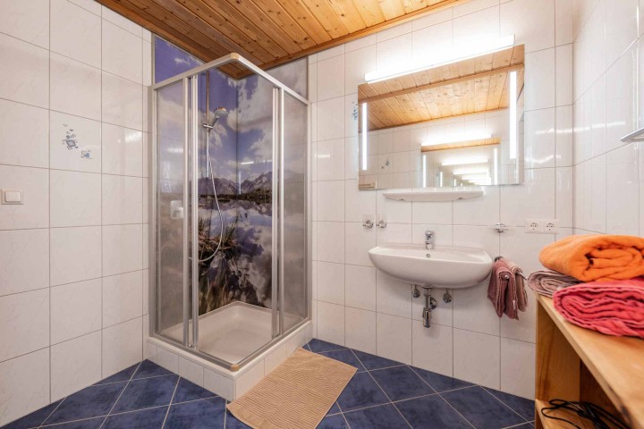 Modernes Tageslichtbad mit Dusche, Spiegel und zwei Waschbecken