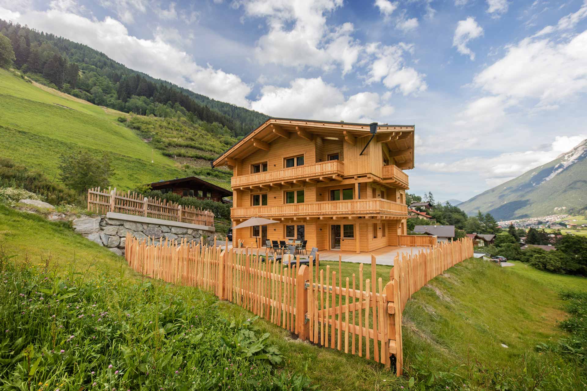 Haus Alpenprinzessin: Ferienwohnungen in einem Haus in den Bergen mit atemberaubendem Blick auf die umliegenden Gipfel und die malerische Landschaft.
