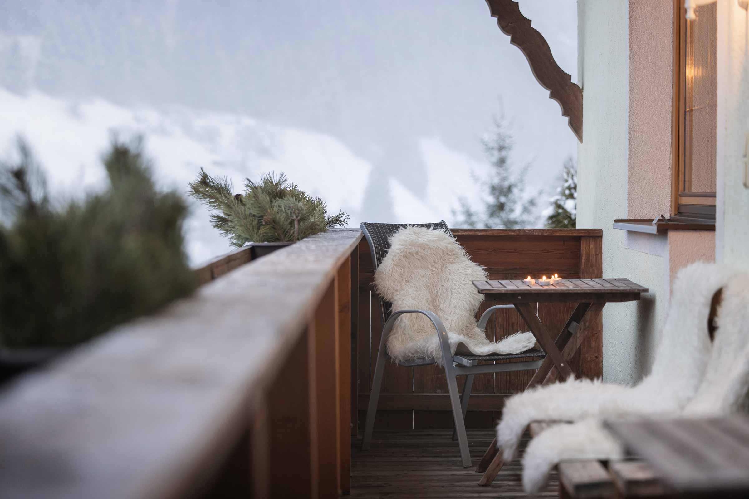 Haus Alpenkönig: Holiday apartments in a charming mountain house with a balcony offering a view of the impressive mountain landscape.
