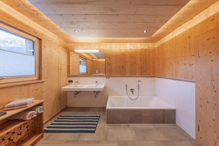 Bad mit begehbarer Dusche, Waschbecken und Fenster