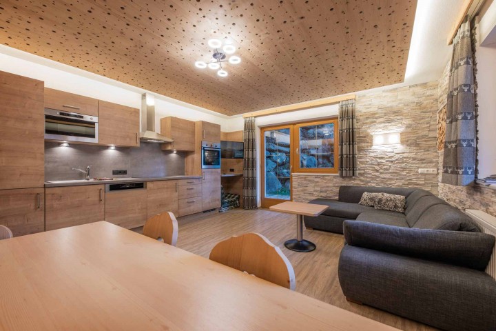 Offene Küche und Wohnbereich in einem modernen Apartment, hell und einladend, mit modernen Möbeln und stilvollen Akzenten.