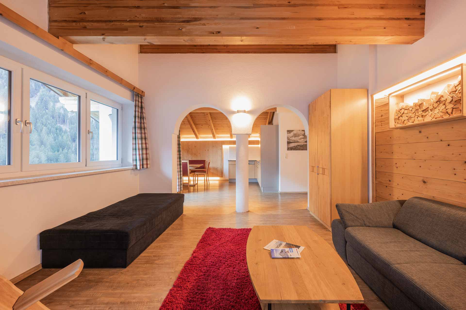 Luftaufnahme eines schneebedeckten Waldes, der in der Wintersonne glitzert und eine friedliche, weiße Landschaft zeigt