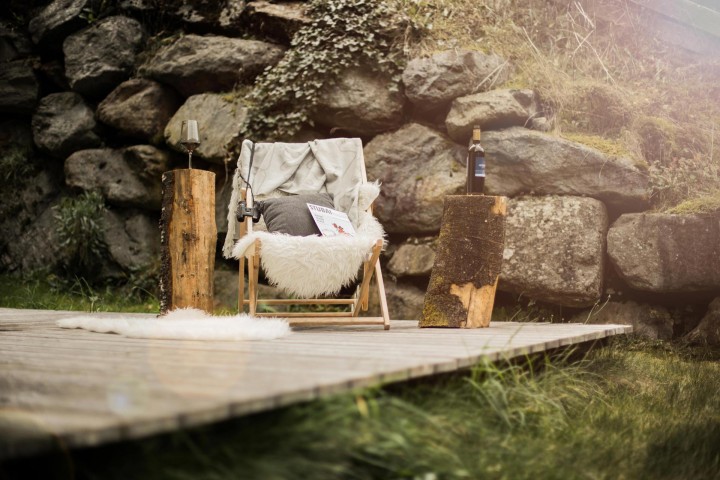 Offene Küche und Wohnbereich in einem modernen Apartment, hell und einladend, mit modernen Möbeln und stilvollen Akzenten.