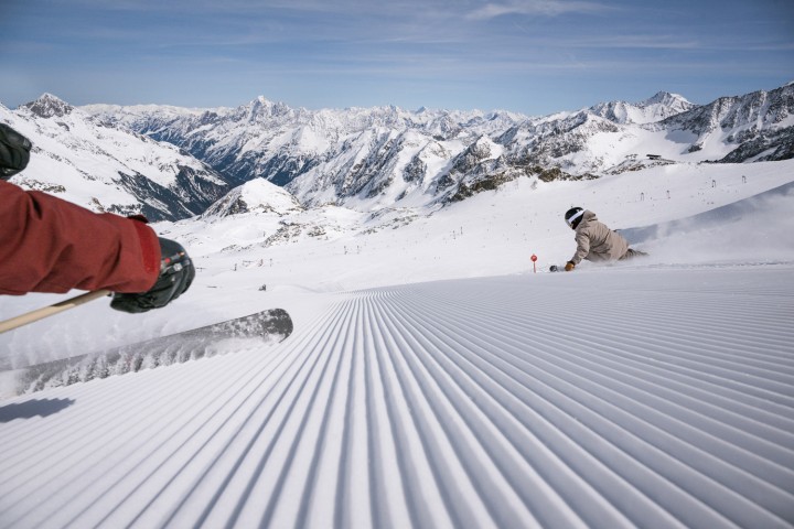 Stubaital, Tirol - 2 Skifahrer carven auf einer perfekten Piste
