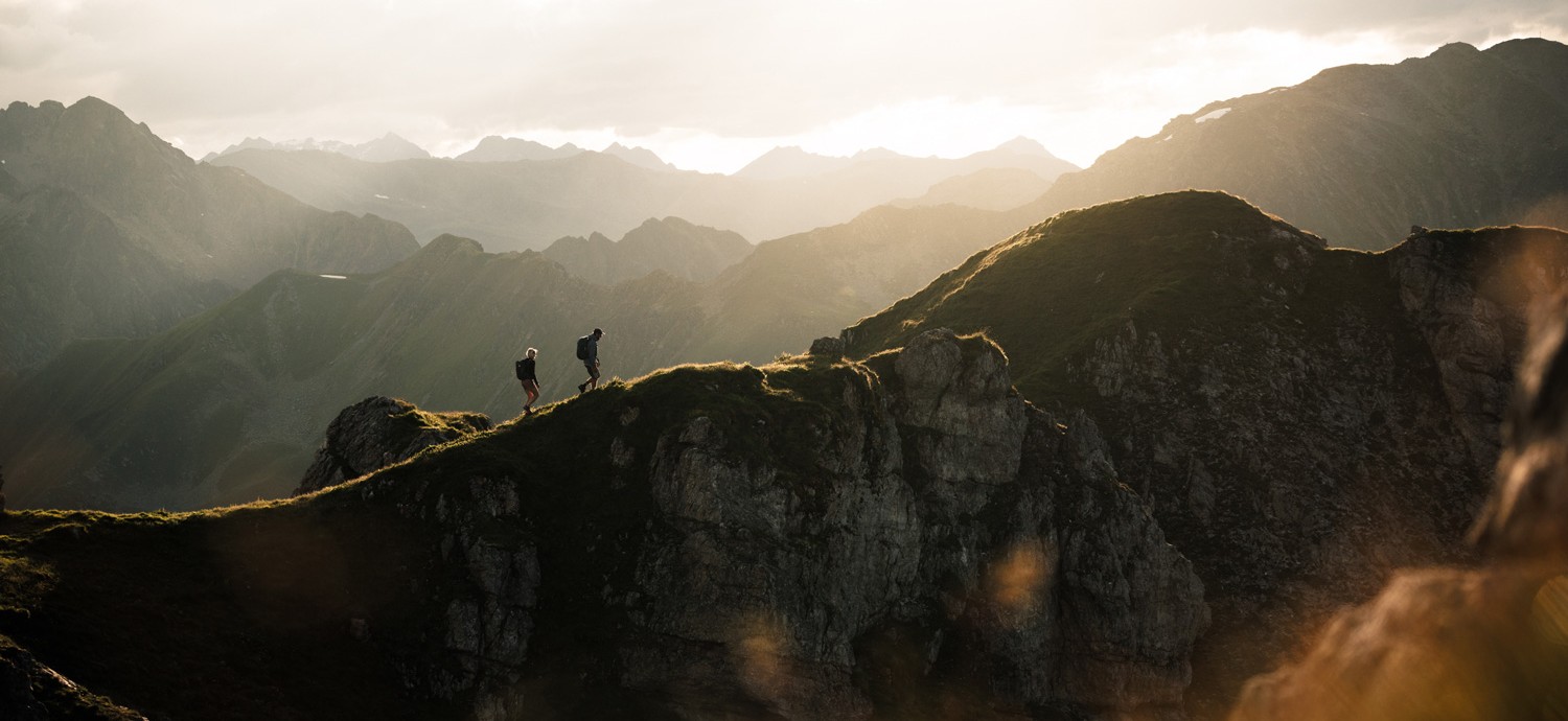 Luftaufnahme einer Bergekette mit zwei Wanderern