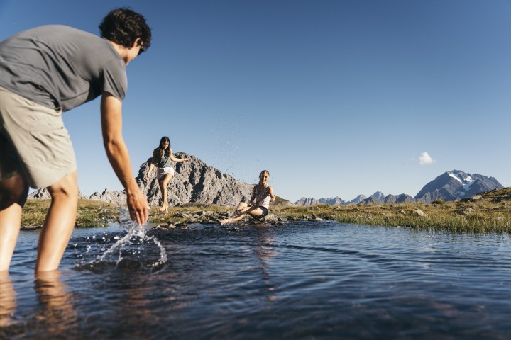 Offene Küche und Wohnbereich in einem modernen Apartment, hell und einladend, mit modernen Möbeln und stilvollen Akzenten.