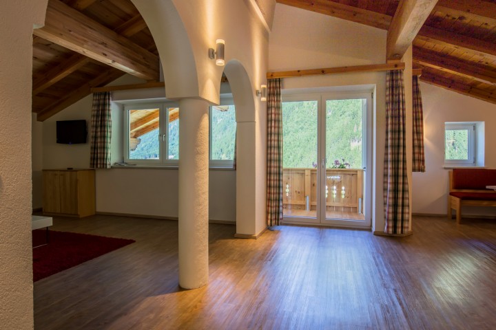 Vacation apartment with archways within the room and access to the balcony
