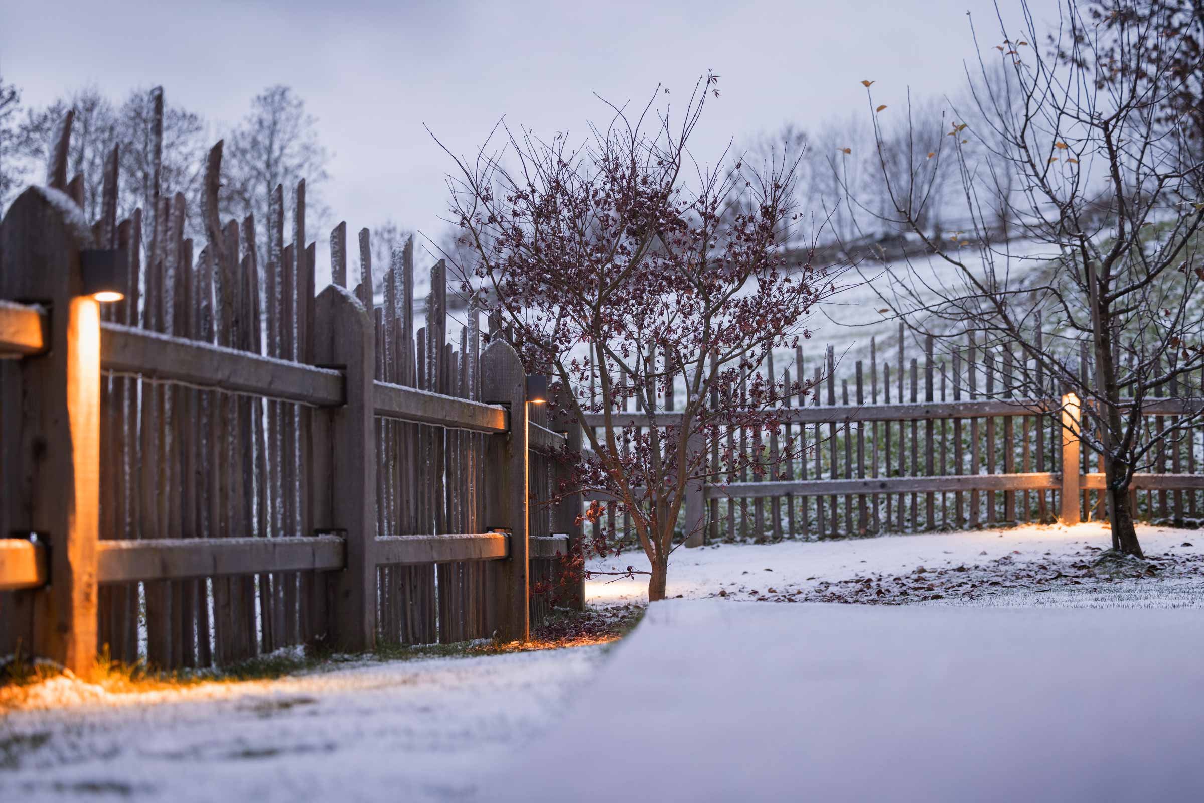 Holzdeck mit einladender Terrasse und malerischem Bergblick, ideal für Entspannung und Naturgenuss.