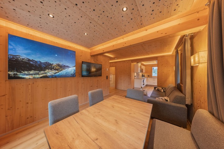 Offene Küche und Wohnbereich in einem modernen Apartment, hell und einladend, mit modernen Möbeln und stilvollen Akzenten.