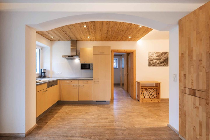 Ein Wohnzimmer mit Holzvertäfelung und einer einladenden Couch, die Gemütlichkeit ausstrahlt.