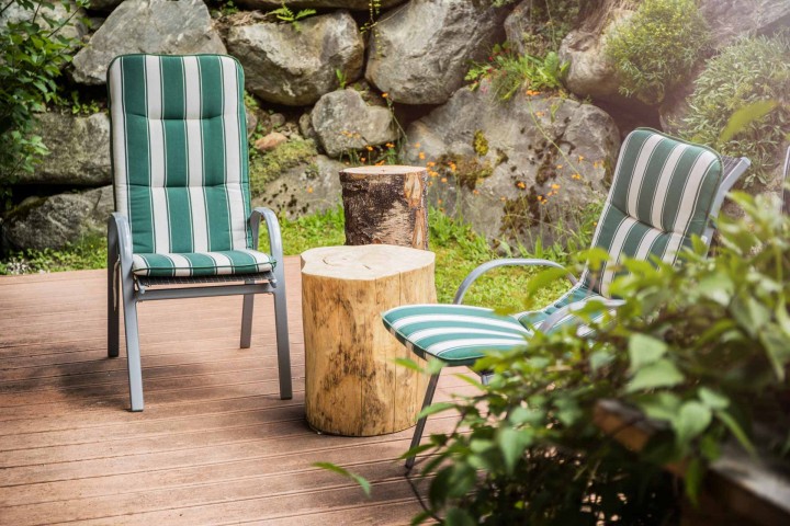 Offene Küche und Wohnbereich in einem modernen Apartment, hell und einladend, mit modernen Möbeln und stilvollen Akzenten.