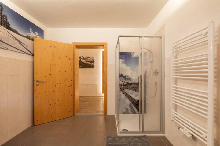 Bright bathroom with fluffy carpet, shower, WC, washbasin and window