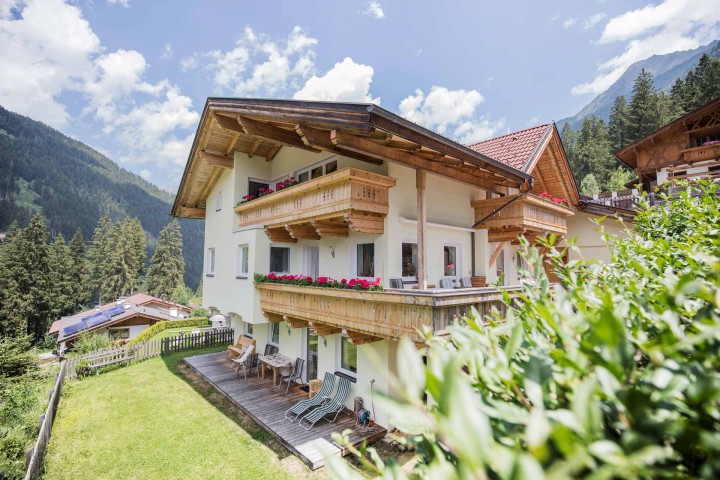 Offene Küche und Wohnbereich in einem modernen Apartment, hell und einladend, mit modernen Möbeln und stilvollen Akzenten.