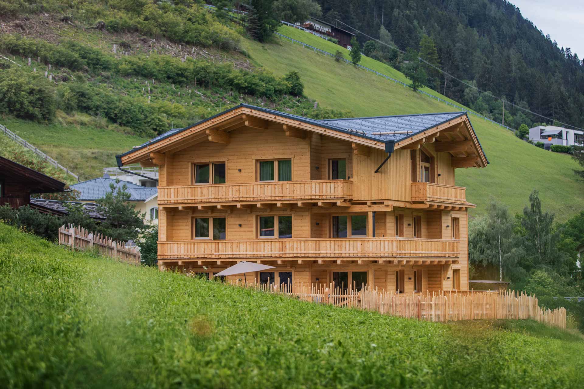 Haus Alpenprinzessin: Ferienwohnungen in einem Haus in den Bergen mit atemberaubendem Blick auf die umliegenden Gipfel und die malerische Landschaft.