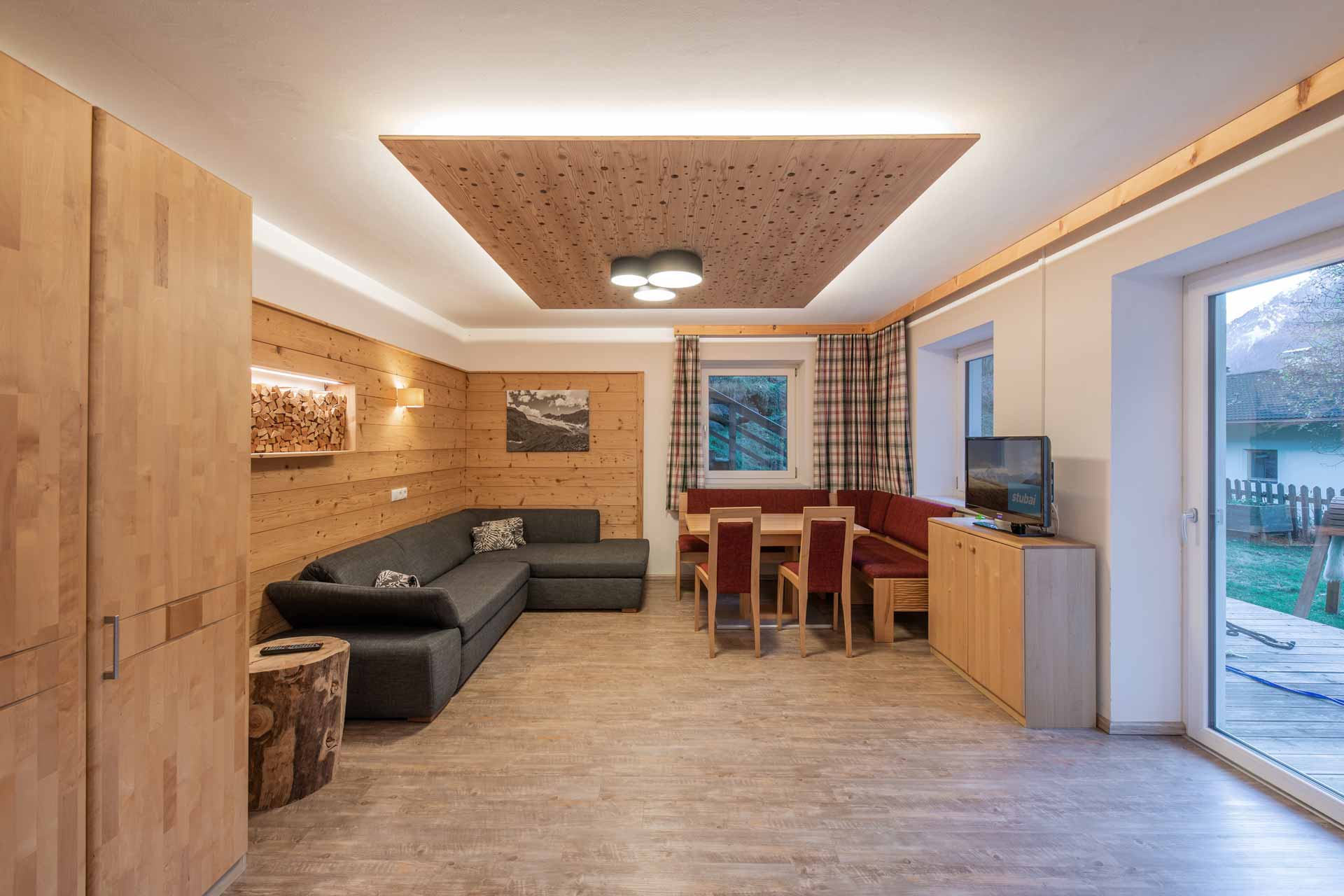 Vacation apartment Gletscherglühen: Living room in vacation apartment Gletscherglühen with warm wood paneling and comfortable sofa. Accommodation in the Stubai Valley, Tyrol.