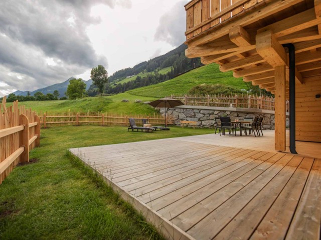 Offene Küche und Wohnbereich in einem modernen Apartment, hell und einladend, mit modernen Möbeln und stilvollen Akzenten.